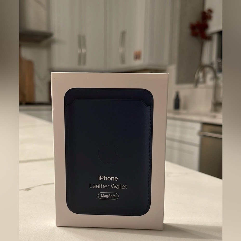 Apple iPhone leather wallet MagSafe